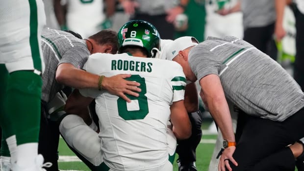 Aaron Rodgers en el suelo después de su lesión